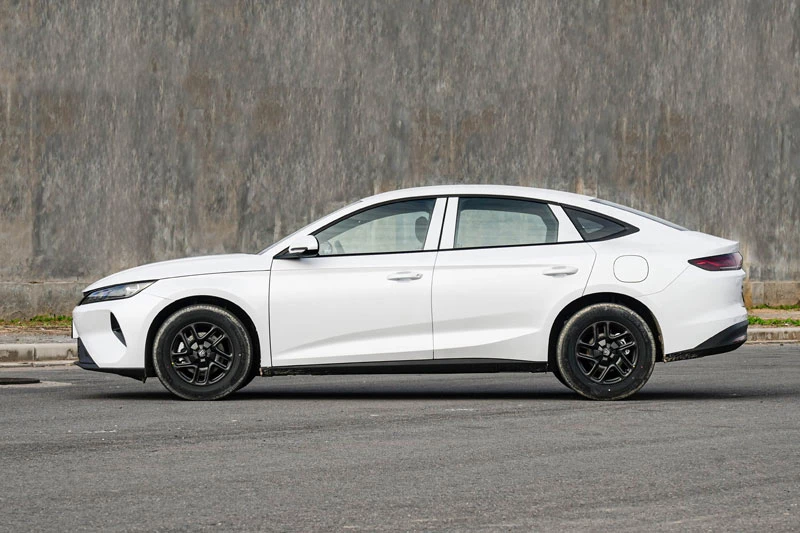 Xe sedan hạng D tiêu thụ 2,58 lít xăng/100 km, giá hơn 300 triệu đồng - Hình 4