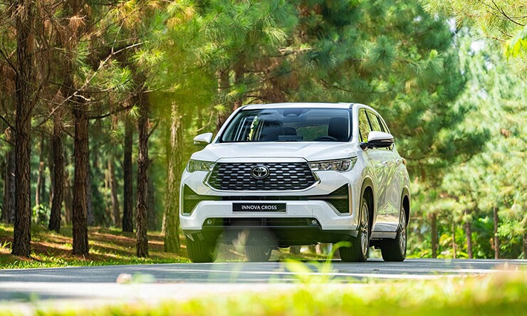 Đầu xe Toyota Innova Cross nổi bật với lưới tản nhiệt hình lục giác và cụm đèn LED