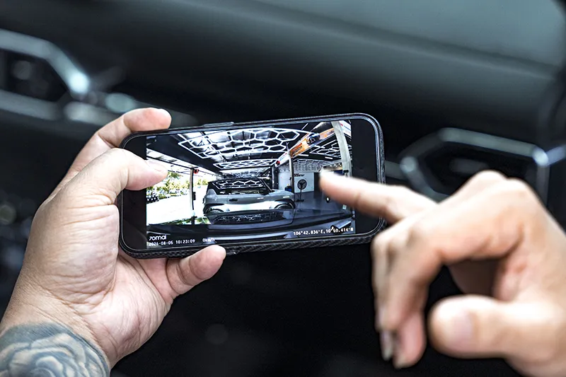 Kỹ thuật viên kiểm tra hình ảnh từ camera 70mai A810S
