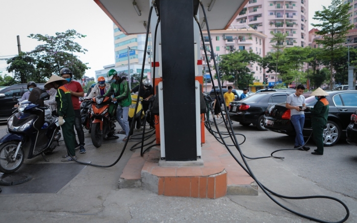 Giá xăng dầu trưa 8/10: Dầu diesel đã rẻ, RON 92 và E10 RON 95 thấp hơn đỉnh 3.500-4200 đồng, giá đầy bình xe ga 110cc