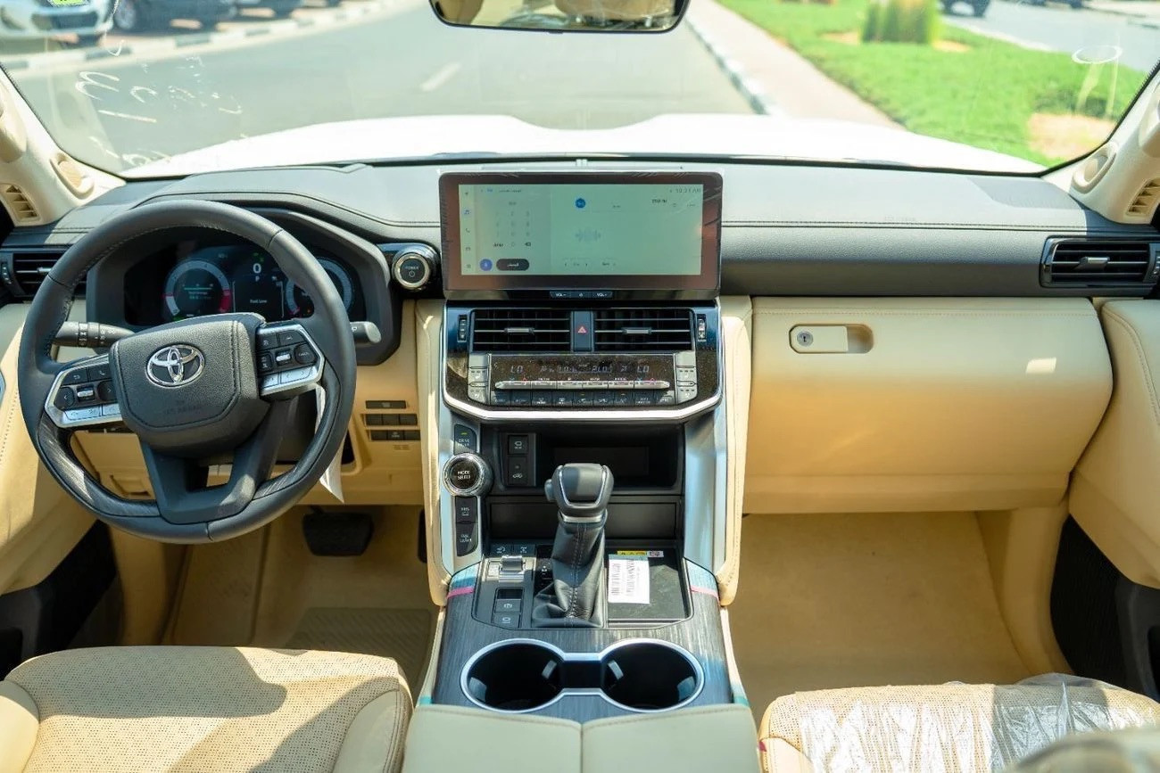 Khoang lái Toyota Land Cruiser Hybrid