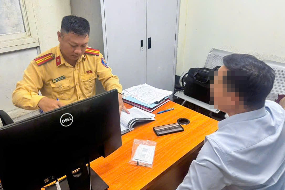 CSGT làm việc với tài xế xe ô tô gắn 2 biển kiểm soát