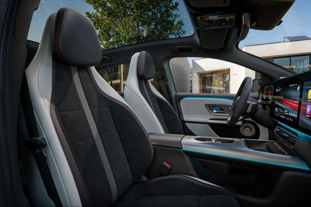 Cửa sổ trời toàn cảnh trên Mercedes-Benz GLA