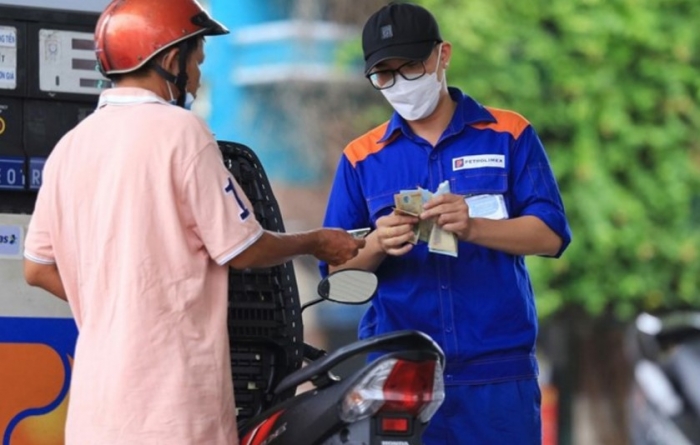 Giá xăng dầu chiều 8/10: Dầu diesel tiếp tục giảm, RON 92 và E10 RON 95 lên hơn 1.000 đồng, giá đầy bình xe ga 150-160cc ảnh 1