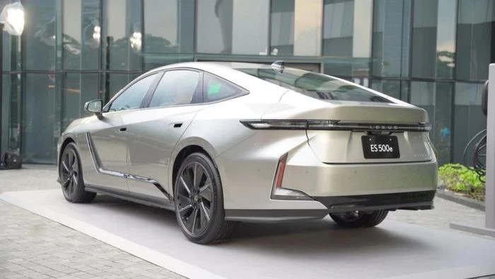Lexus ES 2026 chỉ còn hai phiên bản hybrid và thuần điện tại Việt Nam - Hình 7