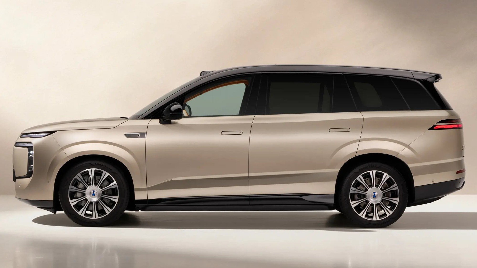 16-1789543545-byd-co-suv-dien-moi-gia-11-ty-dong-sach-chi-mat-vai-chuc-phut-day-dien-chay-1000km