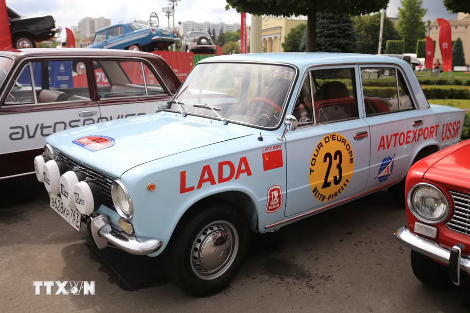Mẫu xe Lada huyền thoại của Liên Xô và Nga ngày nay. (Ảnh: Văn Hiếu/TTXVN)