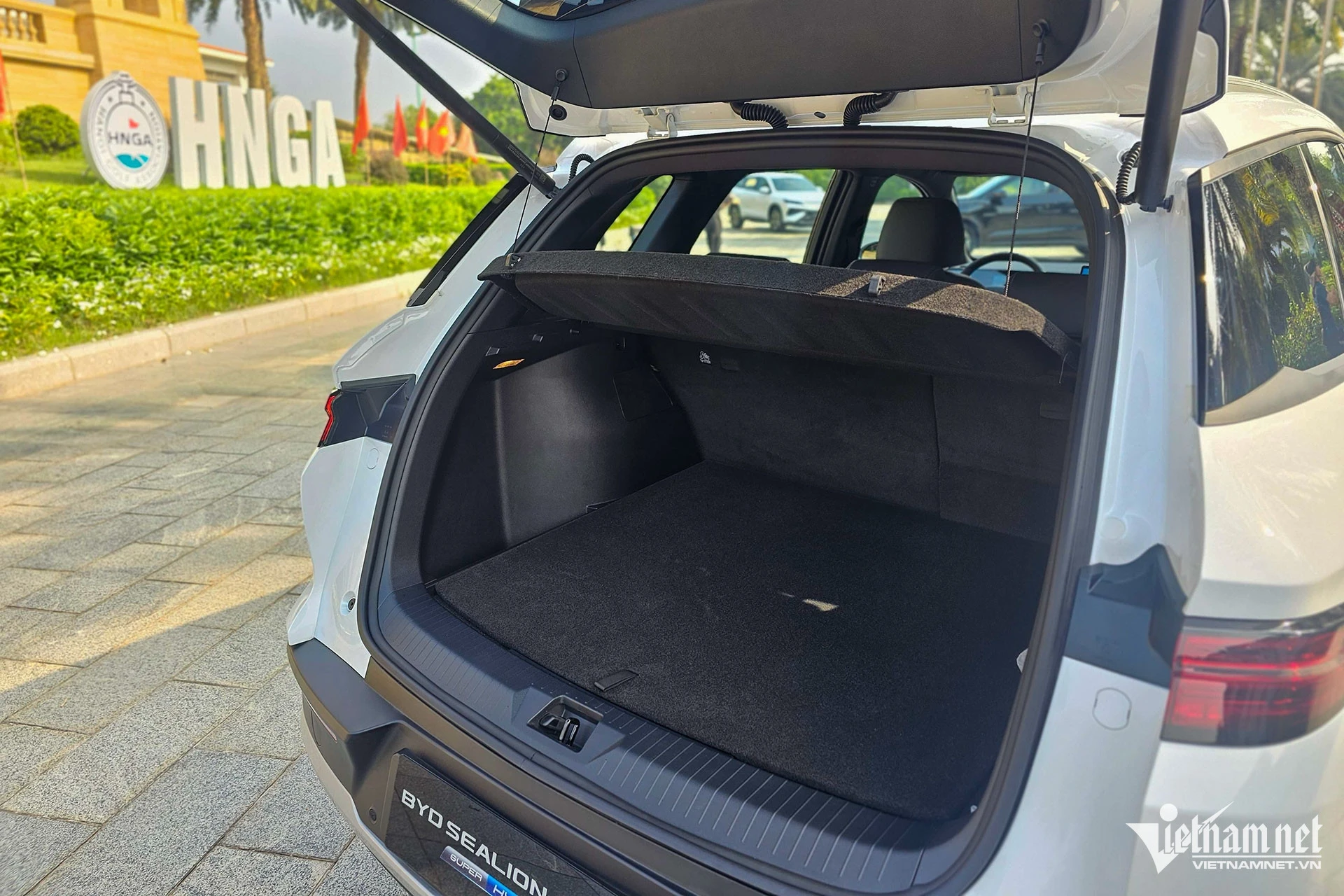 SUV PHEV, giá rẻ ngang Xforce, BYD Sealion 5 có cửa nào cạnh tranh tại Việt Nam? - Hình 8
