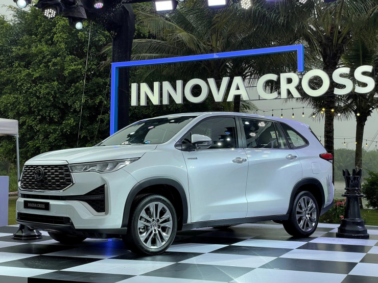 Toyota Innova Cross cùng Corolla Cross cũng đang được ưu đãi mạnh tay trong tháng 9. Ảnh: TMV