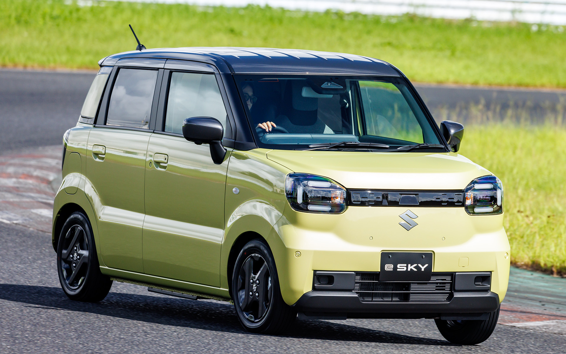 Logo mới của Suzuki được mạ bạc mờ thay vì crôm bóng như cũ (Ảnh: CarWatch).