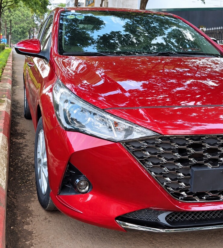 Ảnh thực tế một chiếc Hyundai Accent màu đỏ được rao bán chỉ 345 triệu đồng.