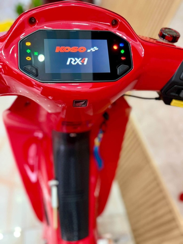 Honda Wave 125 đời 2005 lên dàn đồ hiệu hơn 500 triệu đồng - 4