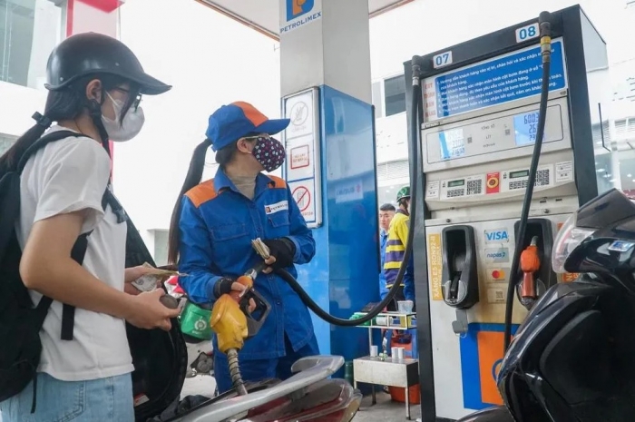 Giá xăng dầu trưa nay 25/10: E5 RON 92 lại vừa giảm rất mạnh, E10 RON 95 giờ không còn xa đáy, giá đầy bình xe ga 110cc ảnh 1