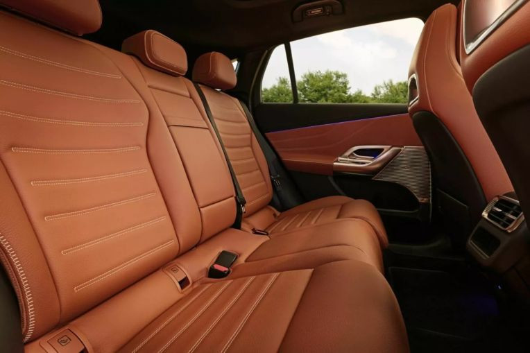 Hàng ghế thứ hai rộng rãi Mercedes-Benz GLC thuần điện