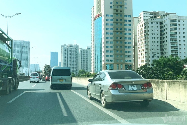 Việc thường xuyên ùn tắc trên Vành đai 3 khiến nhiều tài xế và hành khách mệt mỏi. Ảnh: Hoàng Hiệp