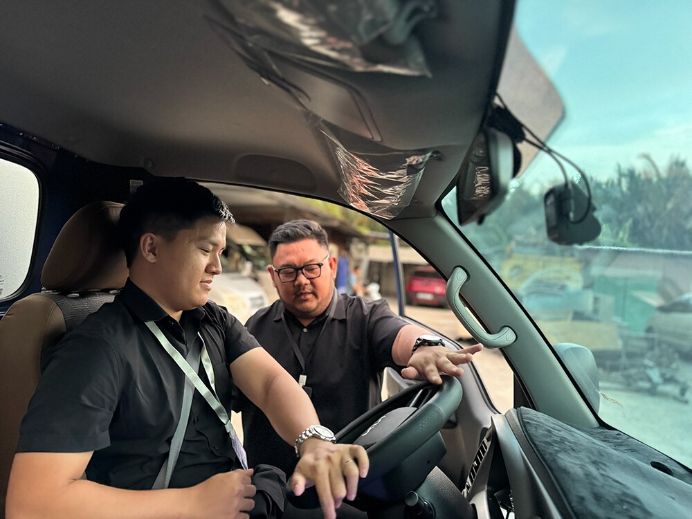 Thầy Sang trực tiếp quan sát và hướng dẫn học viên trong buổi thực hành