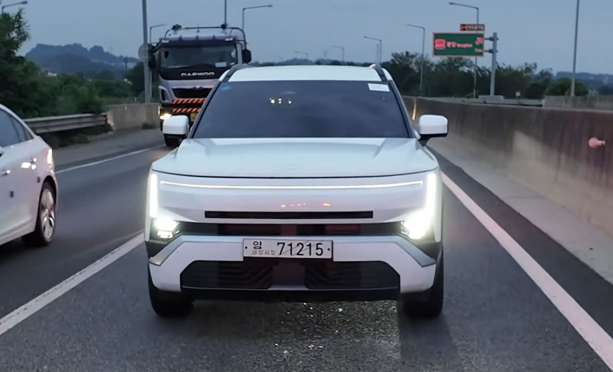 Hyundai Tucson 2027 lộ diện ngoài đời: Thiết kế vuông vức, đằng sau nhìn như 'tiểu Santa Fe' - Ảnh 3.